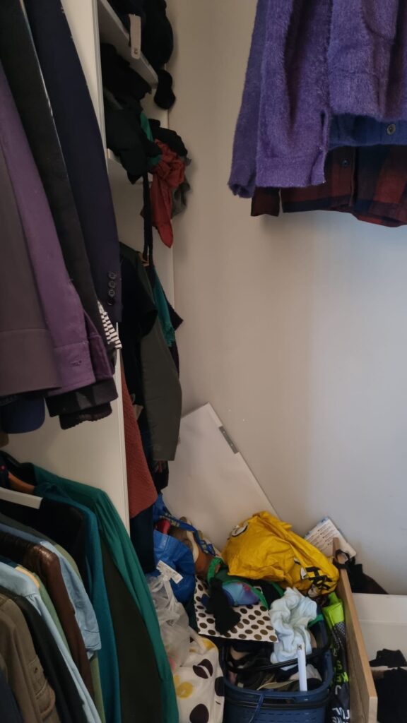 Kledingkast opruimen