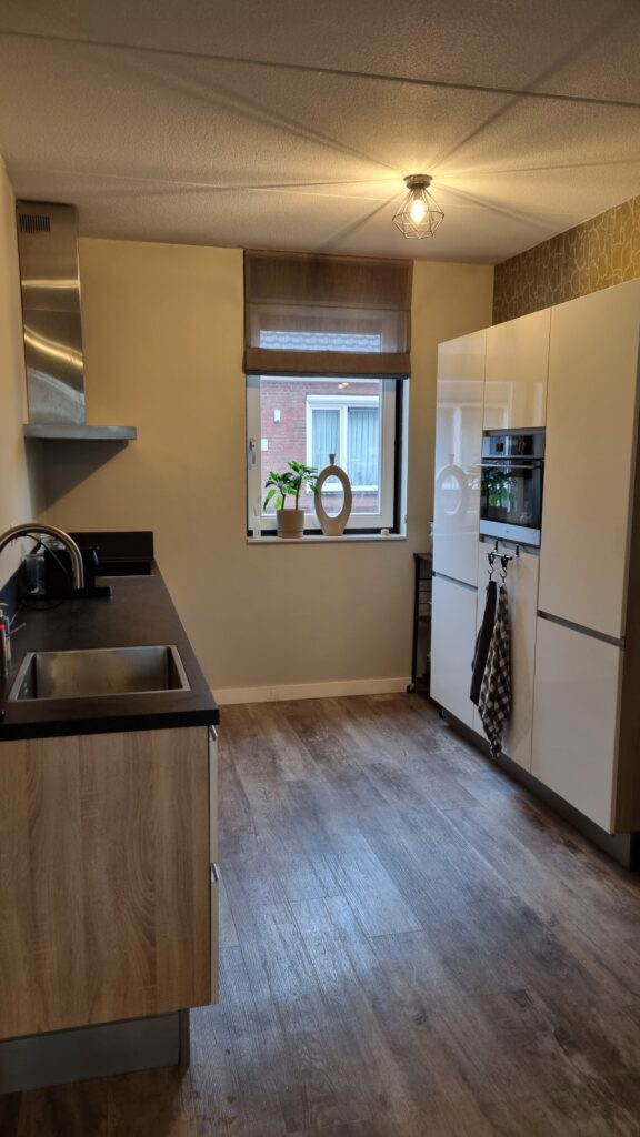 een opgeruimde keuken